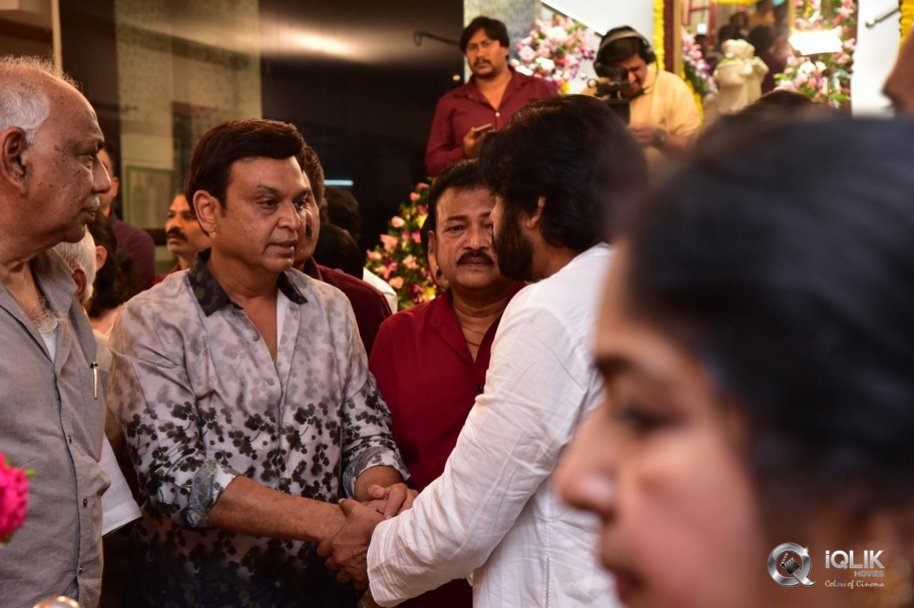 Celebrities-pay-homage-to-superstar-Krishna